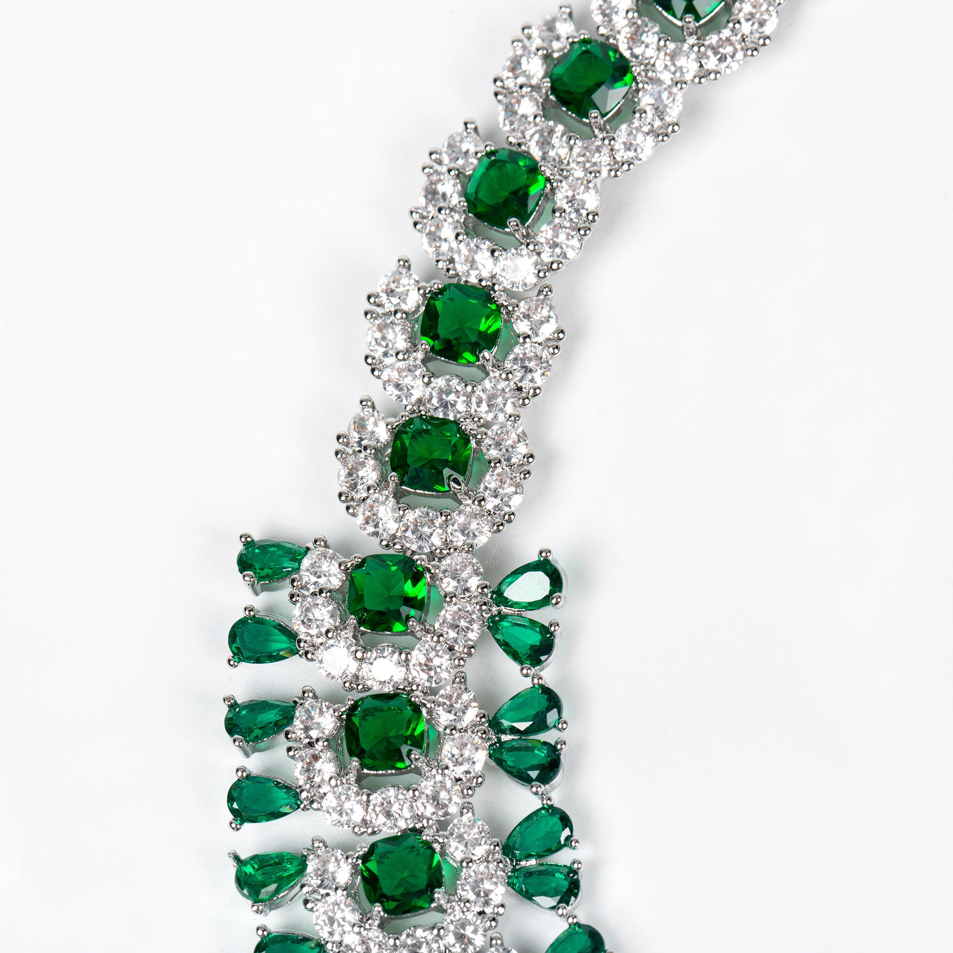 Cross-Border Light Luxury Copper Inlaid Colorful Flower Petal Necklace for Women, Niche Ins Super Shiny Floral Pendant Collarbone Chain