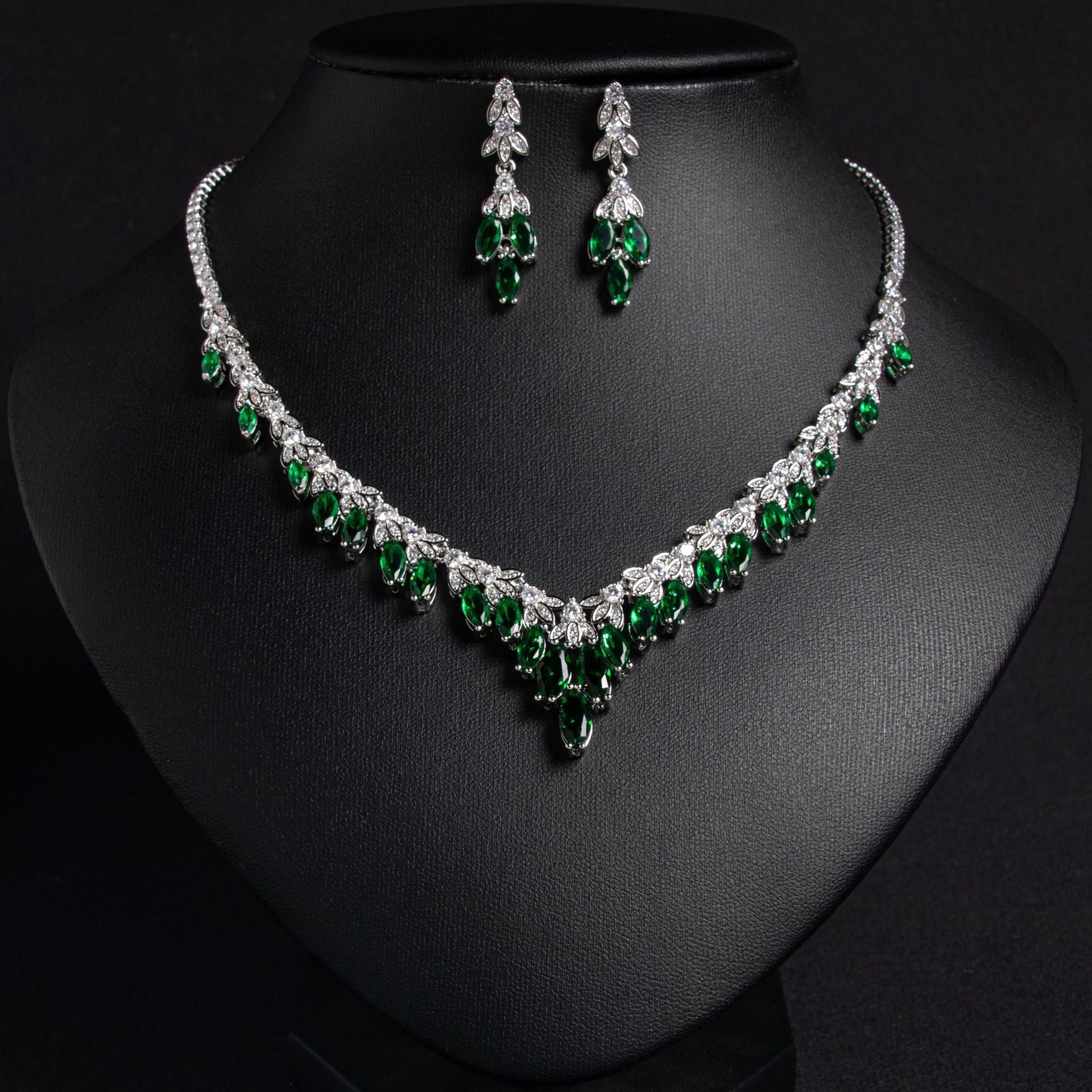 European and American Simple Luxury Bridal Zircon Set Elegant Necklace and Earrings Two-Piece Fashionable Banquet Wedding Accessories